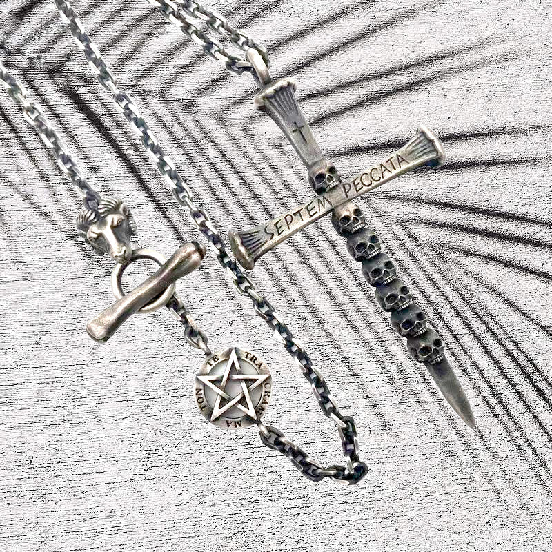 Kreuz-Schädel-Halskette